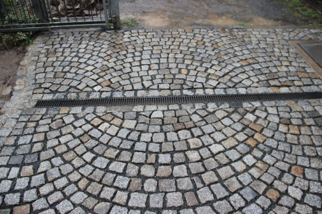 Pflasterung mit Rinne